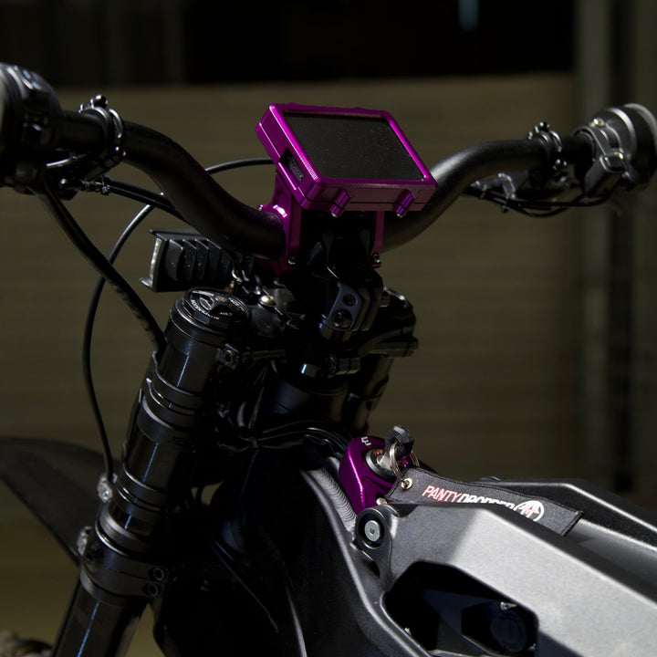 Montiertes Display Cover aus eloxiertem Aluminium an der E-Ride Pro SS – Frontansicht