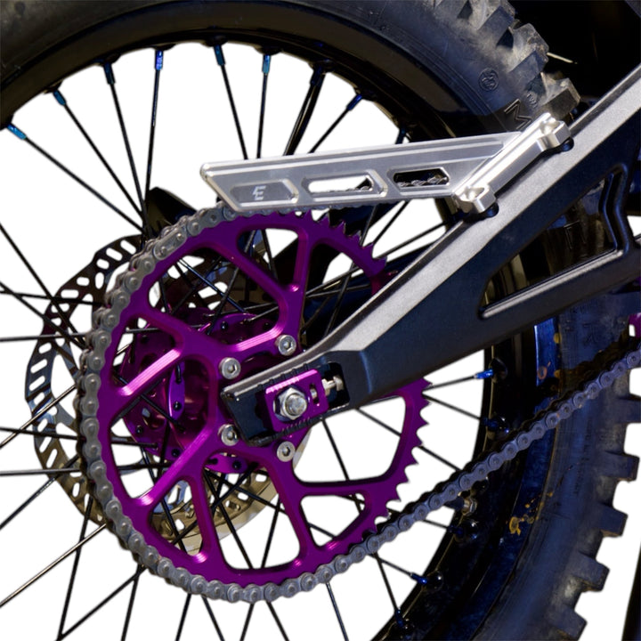 E-Ride Pro Kettenschutz aus CNC Aluminium in silber montiert am Hinterrad – EmotoWorld